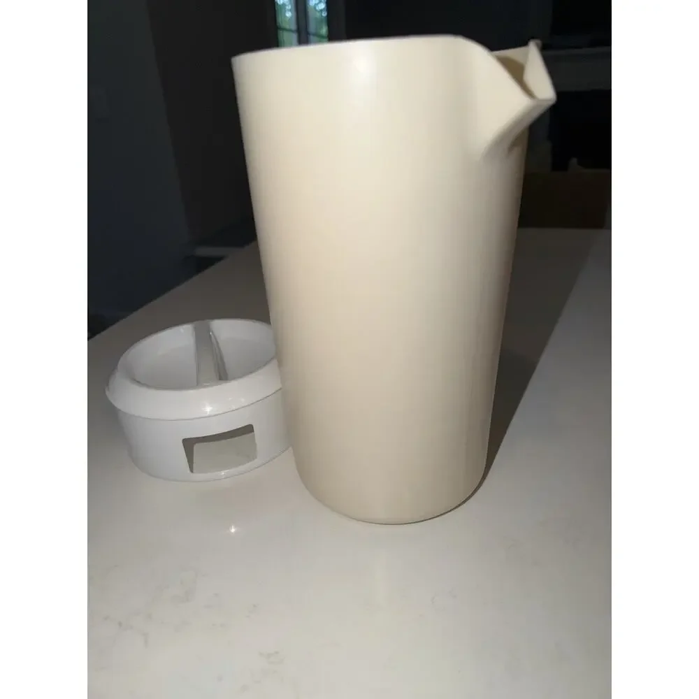 Vintage Rubbermaid #2445 Cream 2 1/4 Quart Pitcher w/ Slotted White Lid